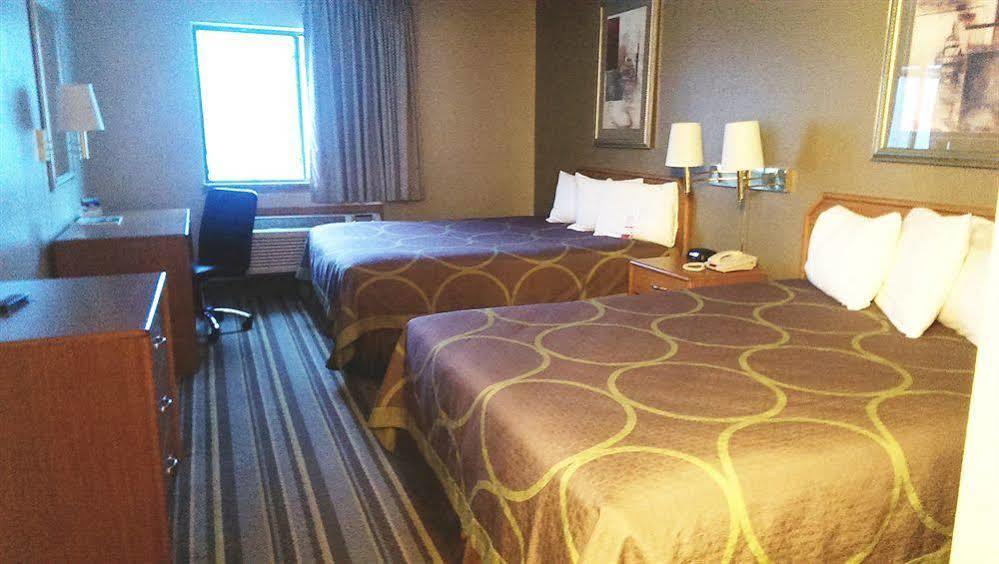 Super 8 By Wyndham Louisville Airport מראה חיצוני תמונה