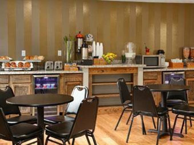 Super 8 By Wyndham Louisville Airport מראה חיצוני תמונה